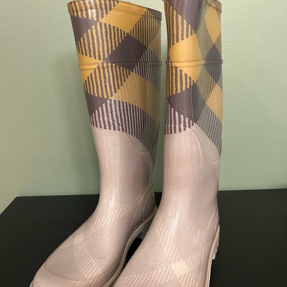 Burberry Gray Rainboots. Great Condition. Size 41 / 11.
